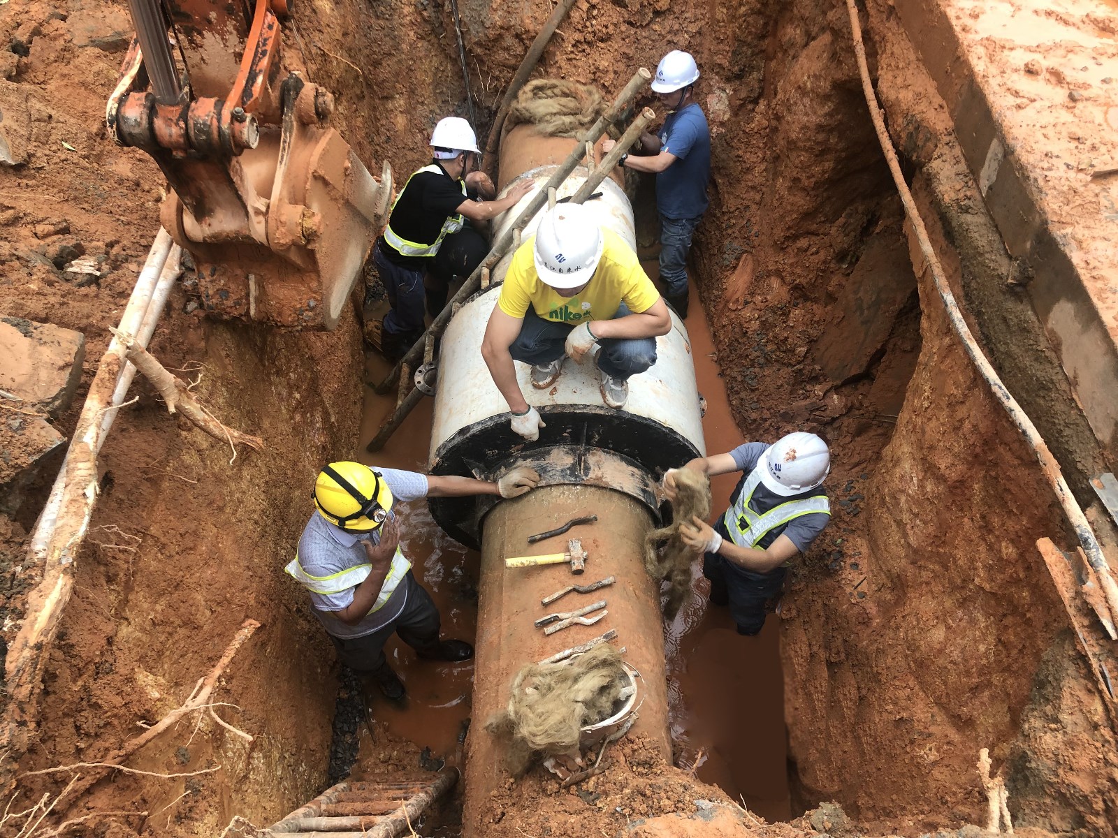 10-南城区簪花路DN600水泥管爆漏抢修现场，图为东江水务公司党员、业务骨干抢修保供水.jpg