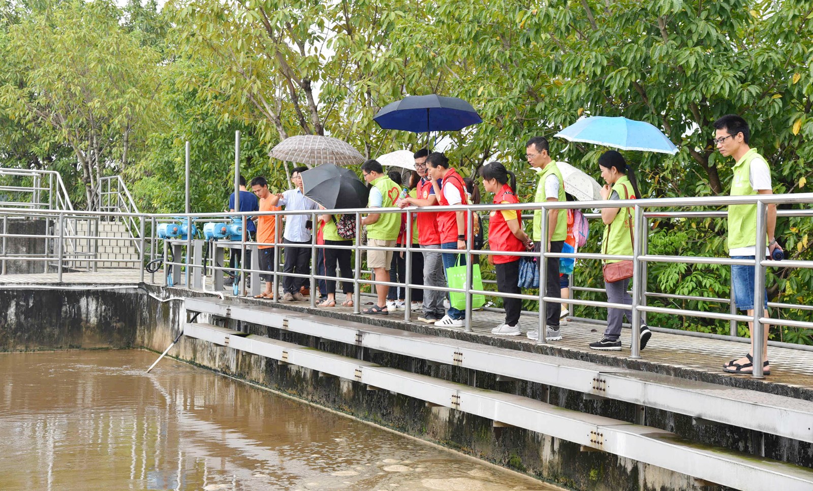 07-市民实地参观市区污水处理厂污水处理流程.jpg