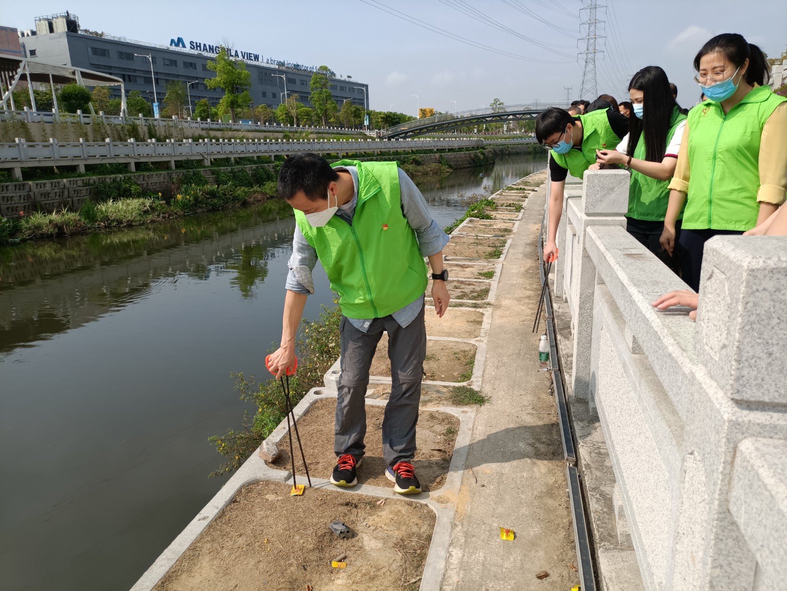 集团机关第一党支部开展“河莞家”清洁河道.jpg