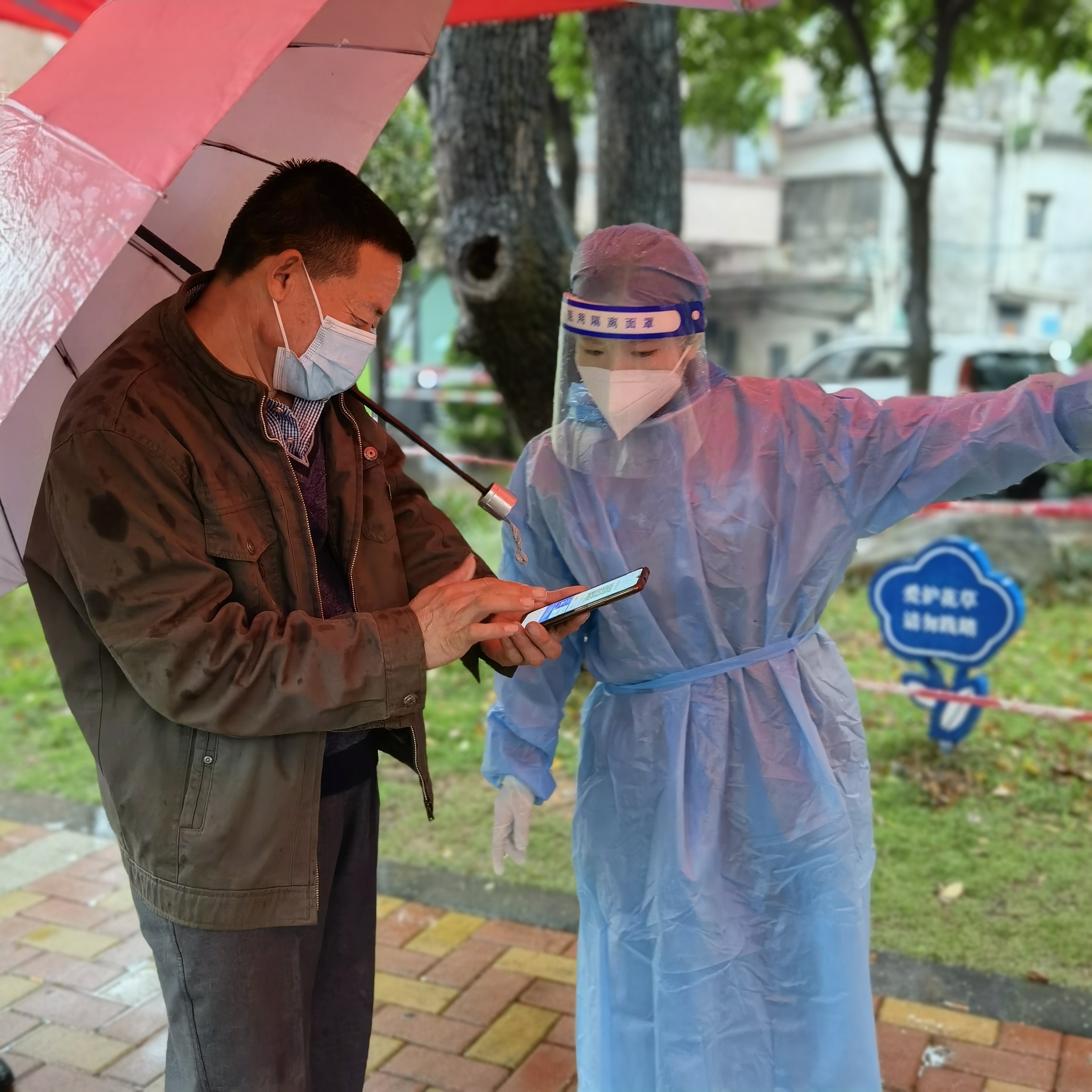 04-党员协助社区群众出示“三码”.jpg