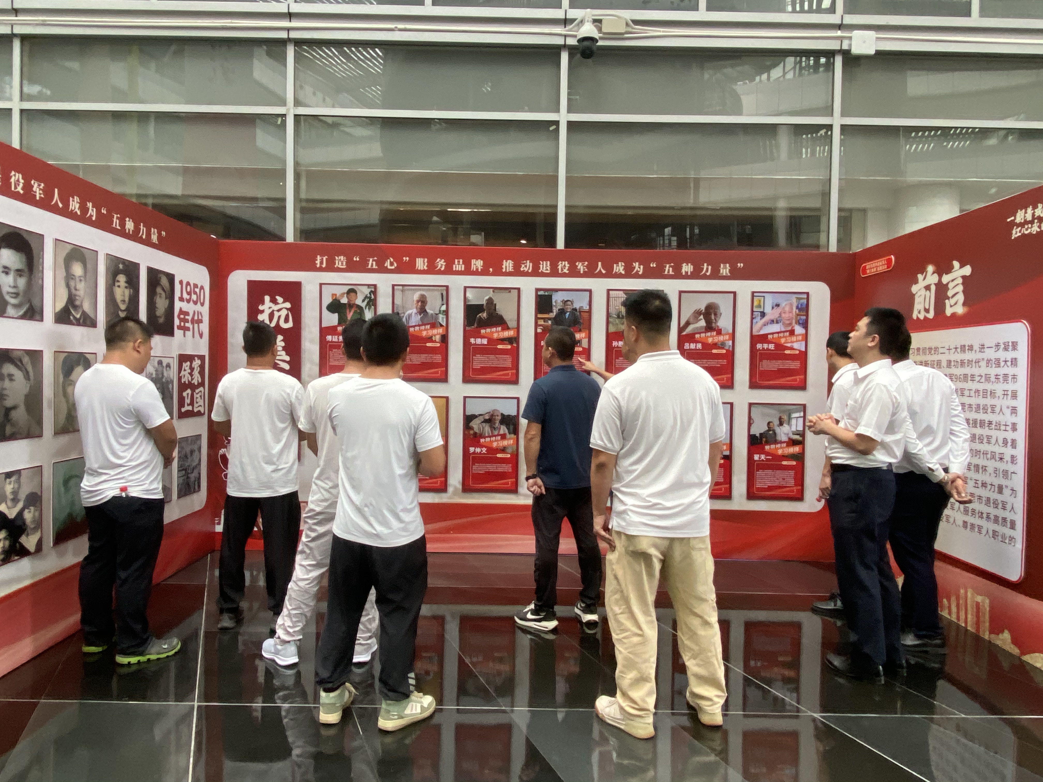 退役军人参观巡展并进行交流 (2).jpg