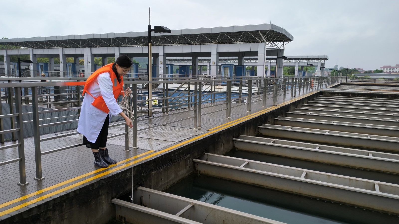 水务集团第六水厂水质化验员对平流池水质进行取样检测_副本.jpg