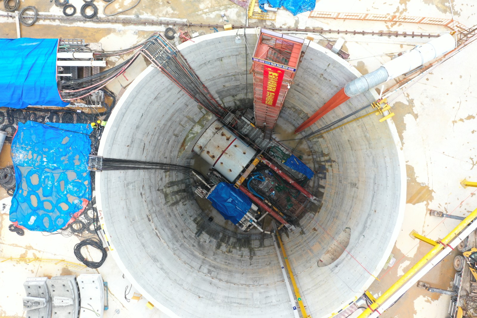 江库联网原水绕松木山水库段原水管道工程（主体段）第二标段R5工作井盾构机施工现场 (2).jpg