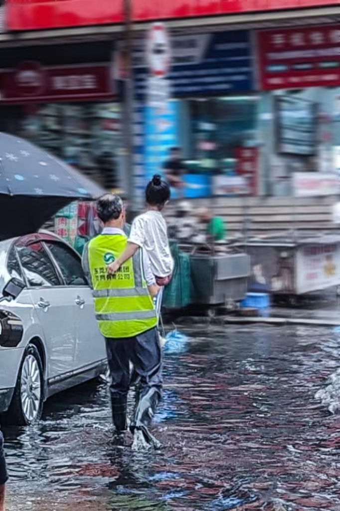第三分公司运营工作部运维人员在内涝点协助市民转移.jpg