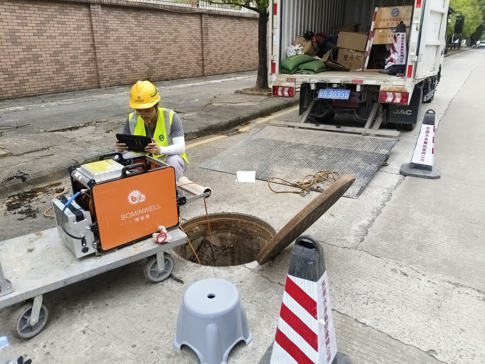 第五分公司运营工作部自主检测队伍在横沥花园路进行CCTV检测作业.jpg