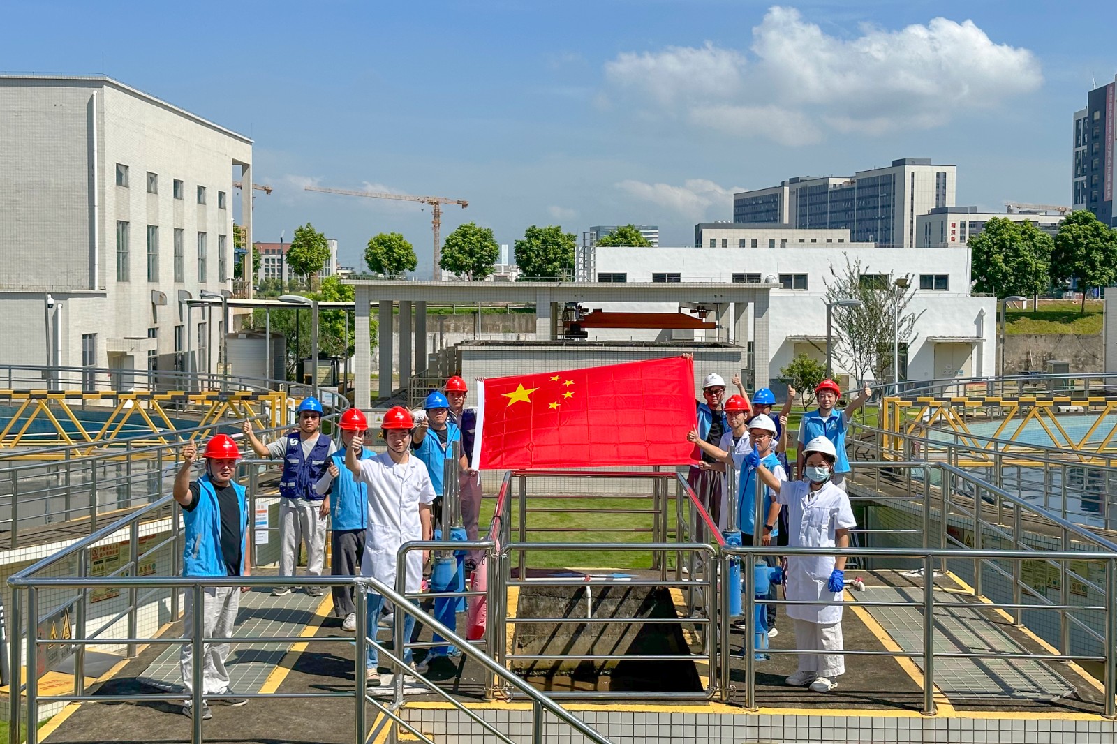 7.我与国旗合影-谢岗厂职工代表 .jpg